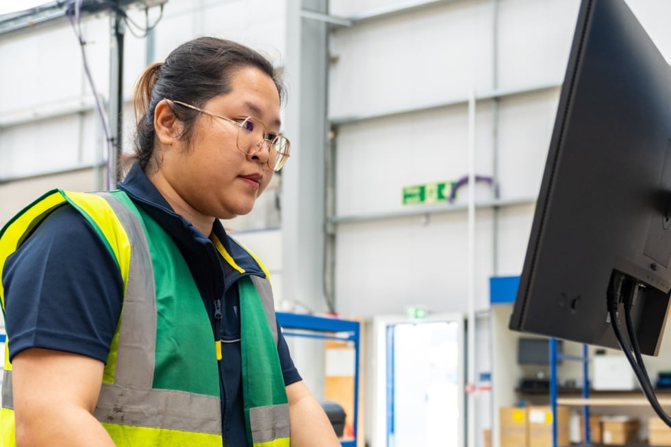 A fulfilmentcrowd worker processes an order in the warehouse