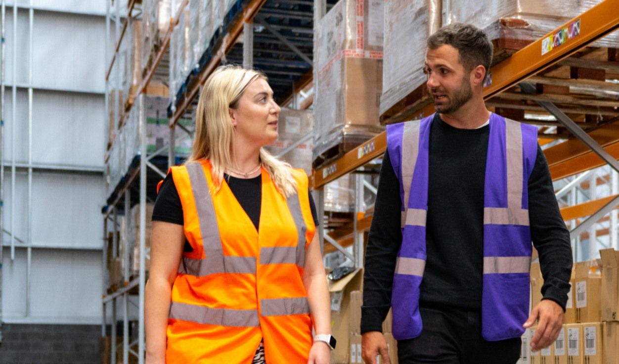 fulfilmentcrowd employee and client in warehouse