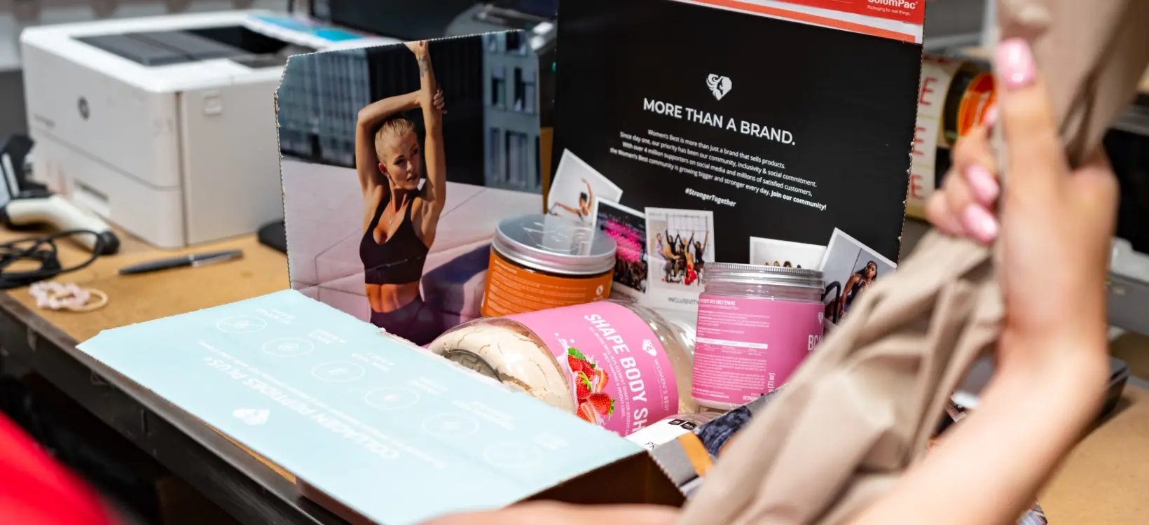 Image of Womens Best Produkt wird im Lager verpackt