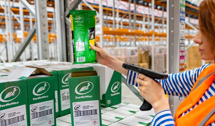 A fulfilmentcrowd worker scans a product in the warehouse