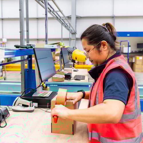 packing-station-worker2