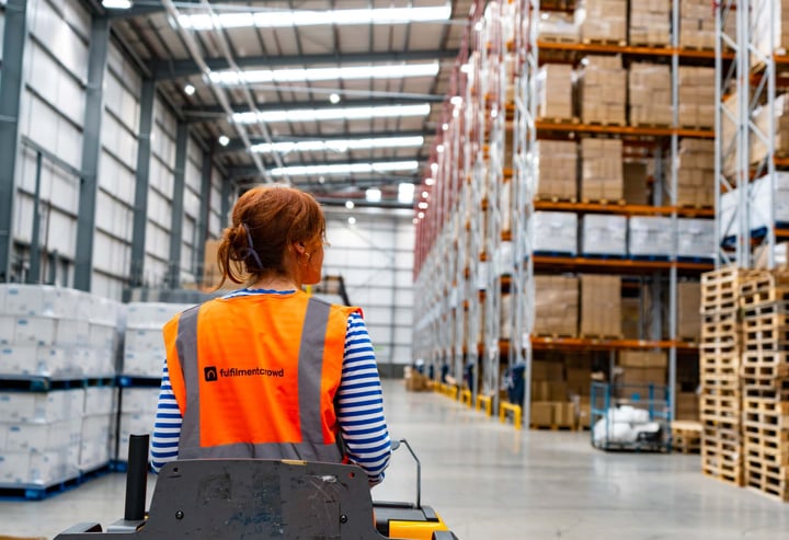 a fulfilmentcrowd worker in a warehouse