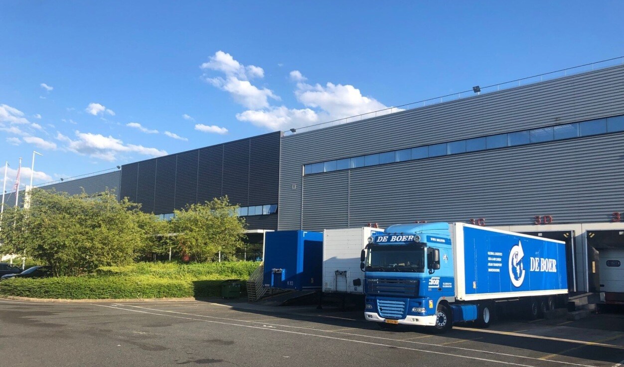 deboer-truck-outside-warehouse